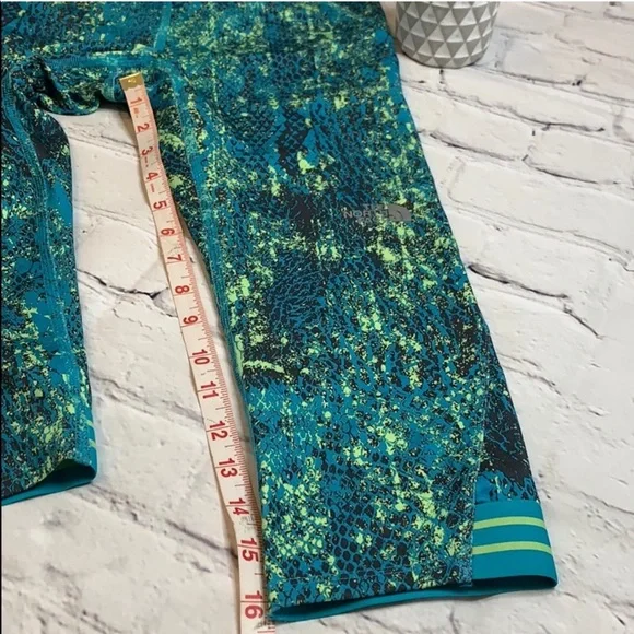 The North Face Neon Snakeskin Print Capri leggings - Picture 11 of 12